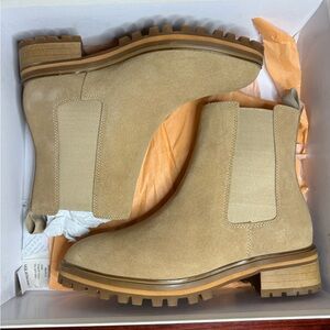 Quince Suede Chelsea Boot / Desert / Size 7